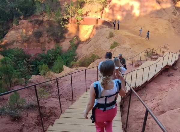 Wir beziehen jetzt Strom von der Sonne! Unsere Erfahrung mit dem Balkonkraftwerk von Solarway & Envertech 15 Lange Treppe in den Ocres von Roussillon, Blick auf ockerfarbene Felswand